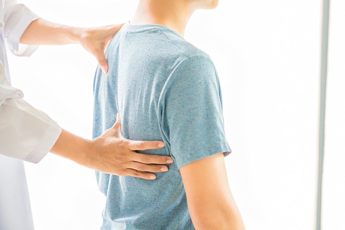 Themen, Probleme, Chronische Schmerzen lösen, Mann mit Rückenproblemen