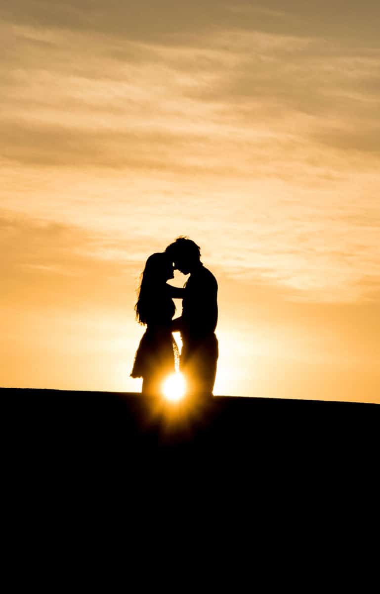 Dualseelenverbindung – eine Begegnung der besonderen Art, Mann und Frau bei Sonnenuntergang