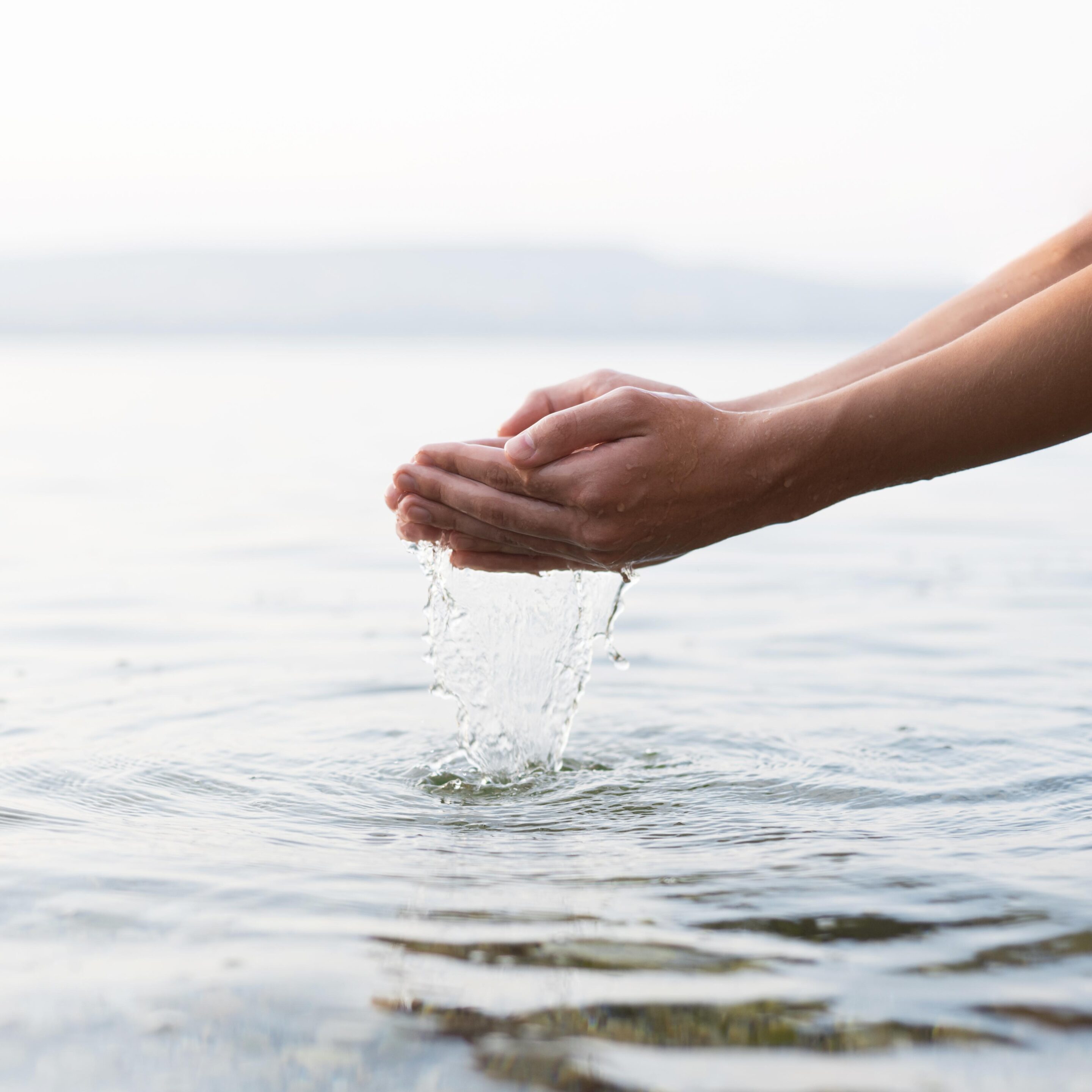 nahaufnahme-des-naturkonzepts Workshop - Grenzen setzen, Grenzen setzen lernen, Frau entspannt nach Workshop am Strand