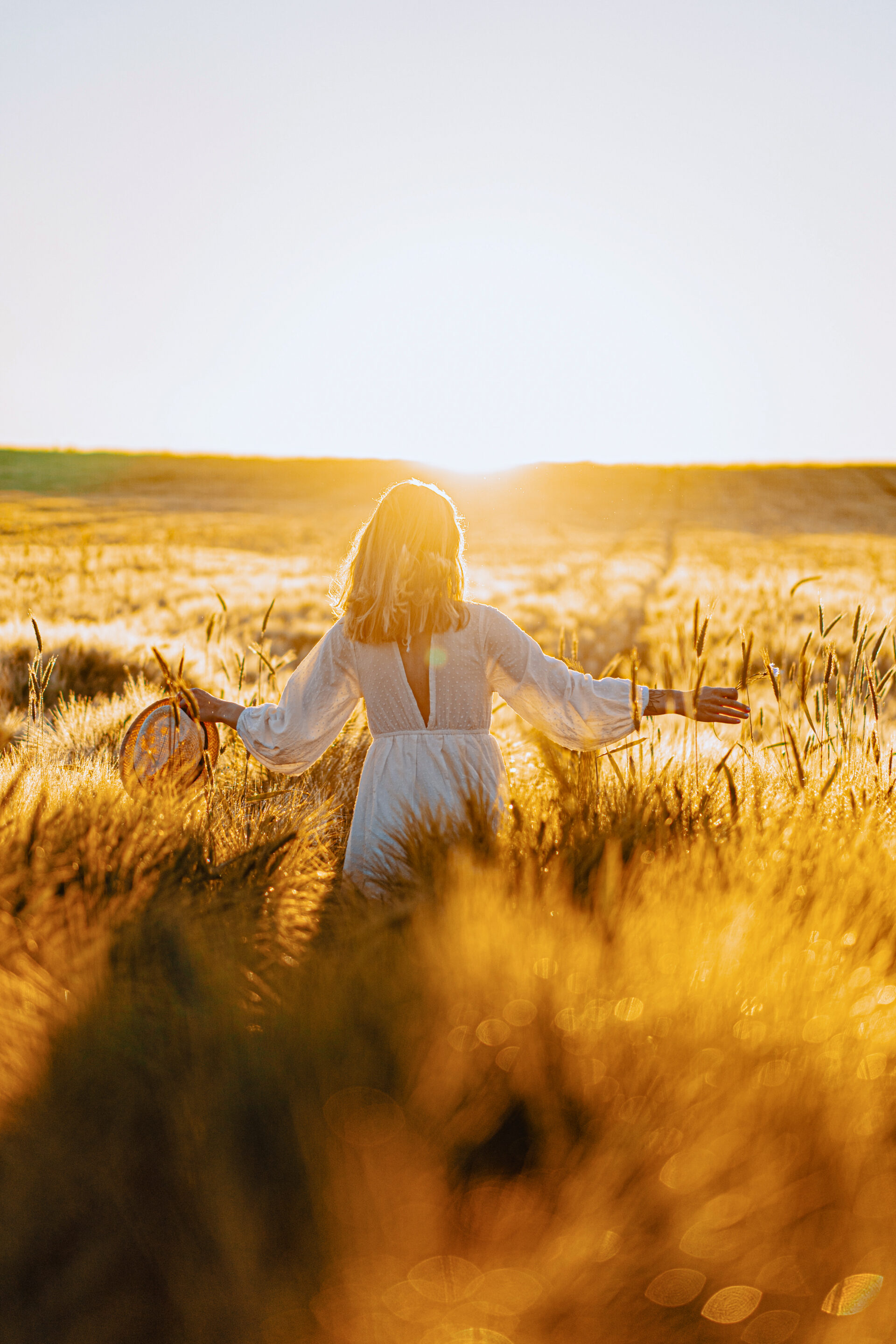 young beautiful woman with long blond hair in a white dress on a Workshop - Grenzen setzen, Grenzen setzen lernen, Frau entspannt nach Workshop am Strand